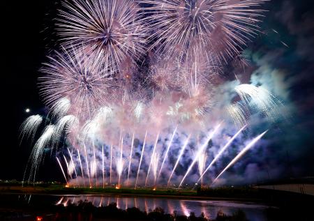 　長岡まつり大花火大会で打ち上げられた花火＝２日夜、新潟県長岡市（多重露光）