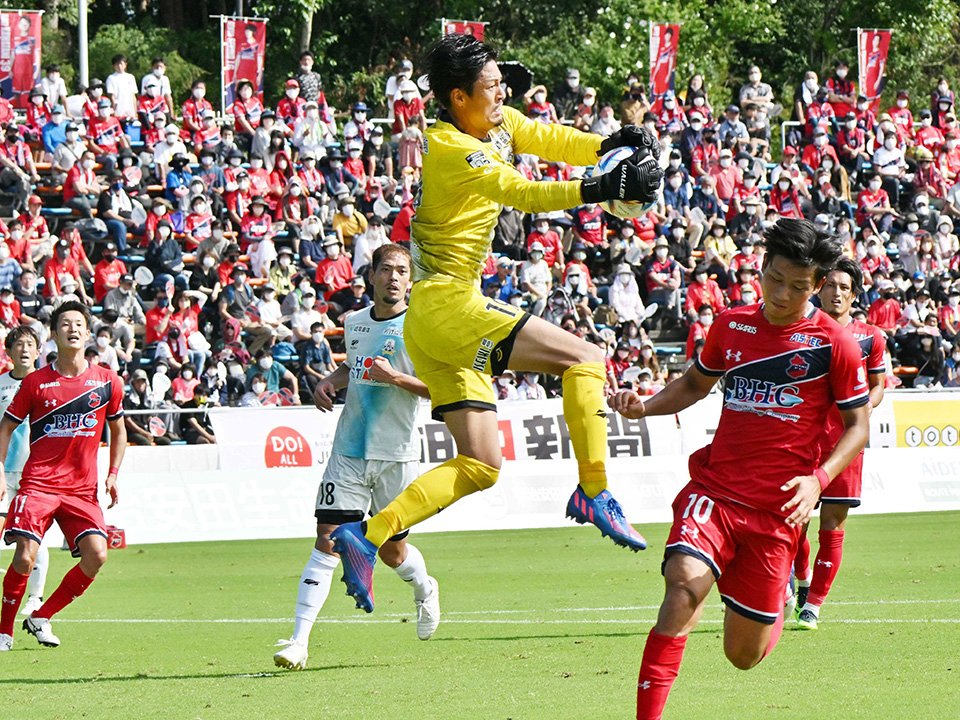 いわき×ＦＣ岐阜＝前半、相手シュートをセーブするＦＣ岐阜のＧＫ桐畑＝Ｊヴィレッジ