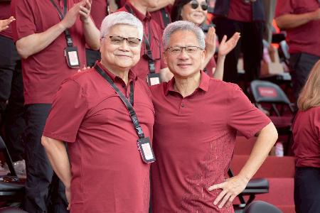 　ＴＳＭＣの社内運動会で写真に納まる魏哲家会長兼ＣＥＯ（左）と米エヌビディアのジェンスン・フアンＣＥＯ＝８日、台湾・新竹県（共同）