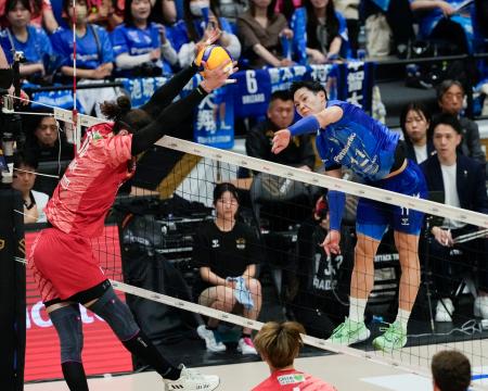 　サントリー―大阪Ｂ　第１セット、スパイクを放つ大阪Ｂ・西田＝横浜アリーナ