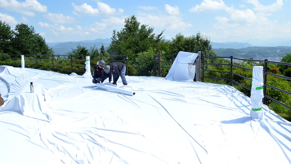 打ち上げ会場に防炎シートを張る関係者＝高山市上岡本町、アルプス展望公園スカイパーク