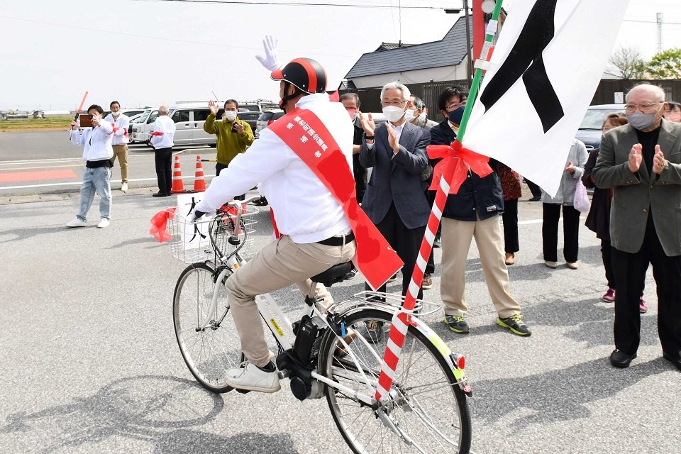 ８町村議選が告示され、定数２減となった養老郡養老町では、自転車に乗って遊説に出発する候補者もいた＝１８日午前９時４１分、同町内（画像の一部を加工しています）