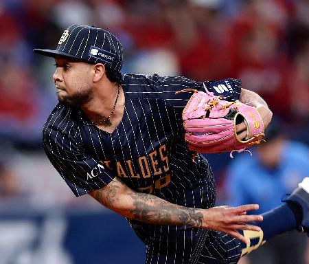 　６回途中３失点で今季初勝利を挙げたオリックスのエスピノーザ＝京セラドーム
