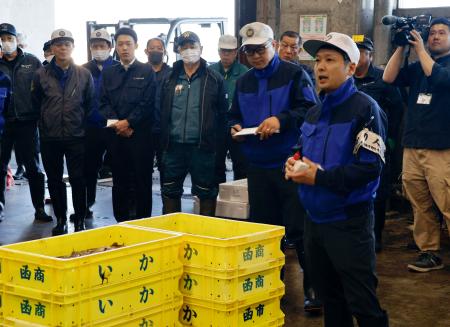 　北海道函館市水産物地方卸売市場で行われたスルメイカの初競り＝９日早朝