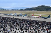 ずらりと並んだ戦闘機＝岐阜県各務原市、航空自衛隊岐阜基地