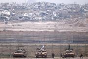 　パレスチナ自治区ガザとの境界周辺に展開したイスラエル軍の戦車＝２３日、イスラエル南部（ロイター＝共同）