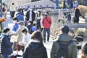 園内を散策する家族連れ＝各務原市川島笠田町、河川環境楽園