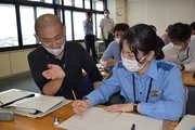 目撃情報を基に犯人の似顔絵を作成する警察官ら＝県警本部