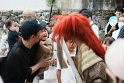 　椎出厳島神社の「椎出鬼の舞」で、泣き叫ぶ子ども＝１６日午後、和歌山県九度山町