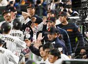 　ＷＢＣ１次リーグのチェコ戦で、３ランを放った周東（左手前から３人目）を迎える大谷（右端）ら＝１０日、東京ドーム