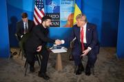 　２５日、オランダ・ハーグで会談したウクライナのゼレンスキー大統領（左）とトランプ米大統領（ウクライナ大統領府提供・ロイター＝共同）