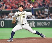 西濃運輸×ＮＴＴ西日本＝力投する西濃運輸の先発摺石＝東京ドーム