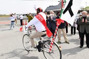 ８町村議選が告示され、定数２減となった養老郡養老町では、自転車に乗って遊説に出発する候補者もいた＝１８日午前９時４１分、同町内（画像の一部を加工しています）