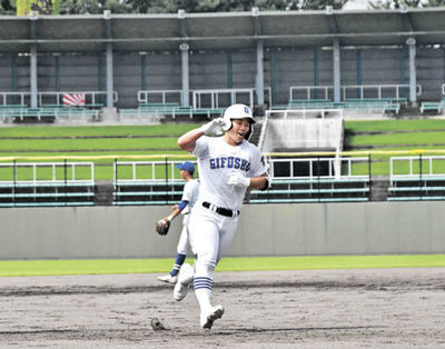 県岐阜商×大垣養老＝３回表県岐阜商１死二塁、左翼方向に本塁打を放ち、仲間にポーズを決める小鎗＝長良川