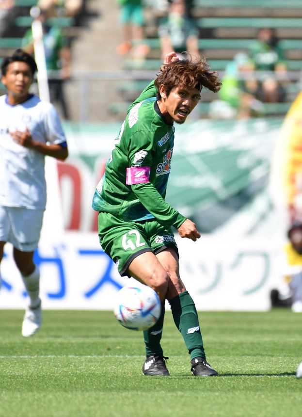 ＦＣ岐阜×鹿児島＝前半、味方にパスを出すＦＣ岐阜のＭＦ柏木＝長良川競技場