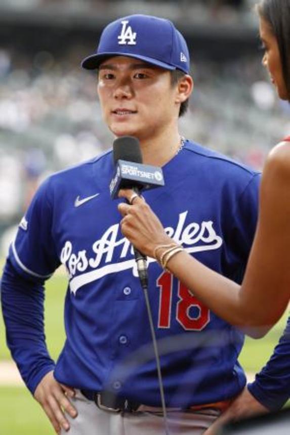 　ホワイトソックスに勝利し、インタビューに応じるドジャース・山本＝シカゴ（共同）