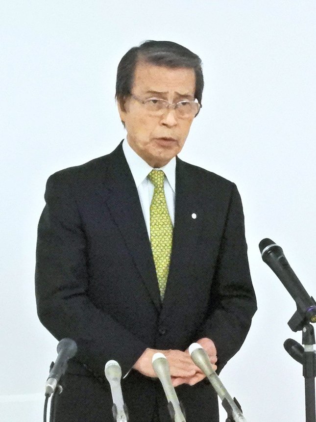 記者会見でセクハラ行為を否定する小島英雄町長＝１８日午後７時４６分、羽島郡岐南町役場