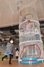 ネット遊具で遊ぶ子どもたち＝岐阜市徹明通、柳ケ瀬グラッスル３５「ツナグテ」