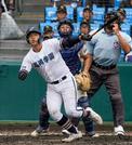 　高川学園―未来富山　４回表高川学園２死満塁、遠矢が中越えに走者一掃の二塁打を放つ。捕手中込＝甲子園