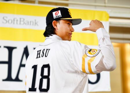 　ソフトバンクへの入団記者会見でポーズをとる徐若熙投手＝２９日、福岡市