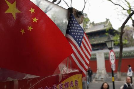 　北京市内の土産屋に掲げられた中国と米国の国旗＝２０日