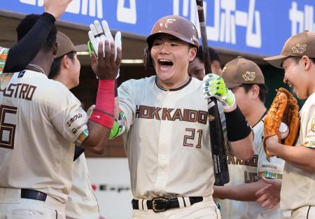 　４回、２者連続本塁打を放ち、ナインに迎えられる日本ハム・清宮幸＝楽天モバイルパーク