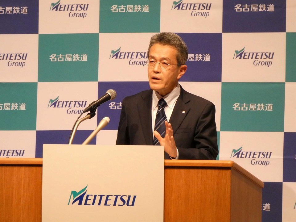 ２０２４年春ごろの運賃改定計画を発表する高崎裕樹社長＝名古屋市内
