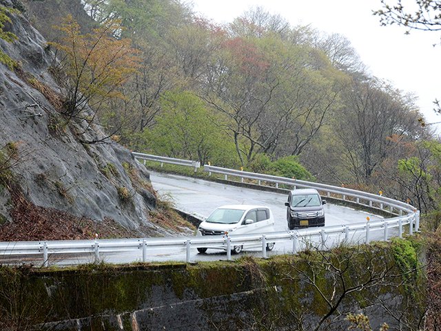 今季の営業が始まり、山頂駐車場を目指して走行する車両＝岐阜・滋賀県境、伊吹山ドライブウェイ