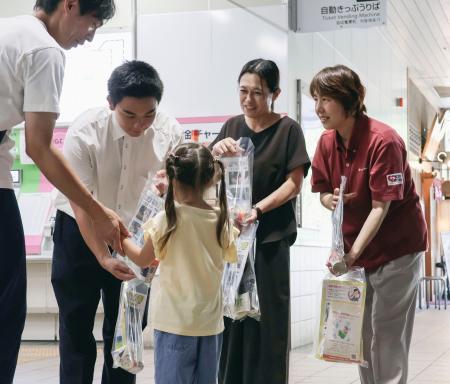 　飲酒運転撲滅を呼びかける大上かおりさん（右から２人目）ら＝１１日午後、福岡市