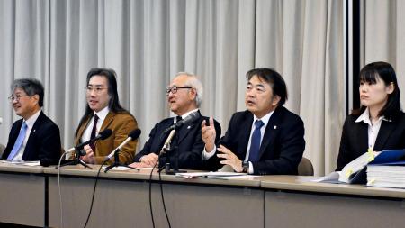 　記者会見する、中部電力浜岡原発の運転終了を求める訴訟の弁護団＝１３日午後、静岡市