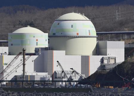 　北海道泊村の北海道電力泊原発３号機（右）
