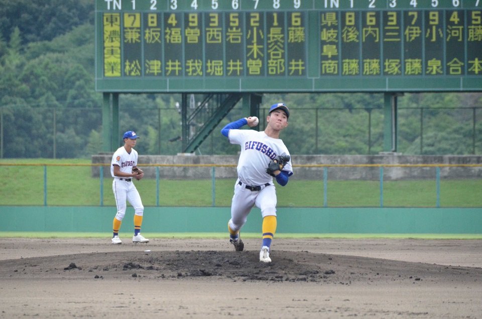 県岐阜商×東濃実＝力投する県岐阜商先発の安藤＝プリニー