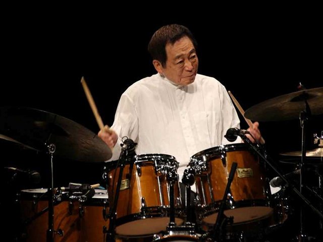 迫力の演奏を披露する森山威男さん＝可児市下恵土、市文化創造センター・アーラ