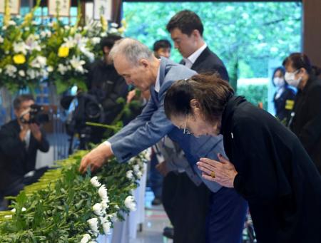 　旧日本陸軍特攻隊員の慰霊祭で献花する参列者＝３日午後、鹿児島県南九州市