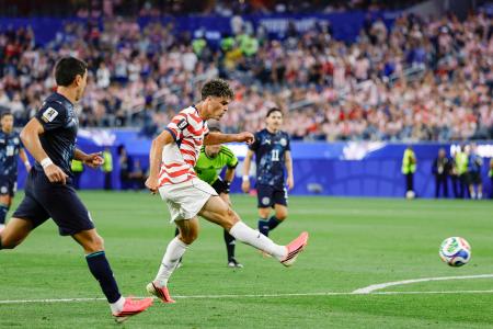 　米国―パラグアイ　試合終了間際、チーム４点目のゴールを決める米国のレイナ（左から２人目）＝ロサンゼルス（共同）