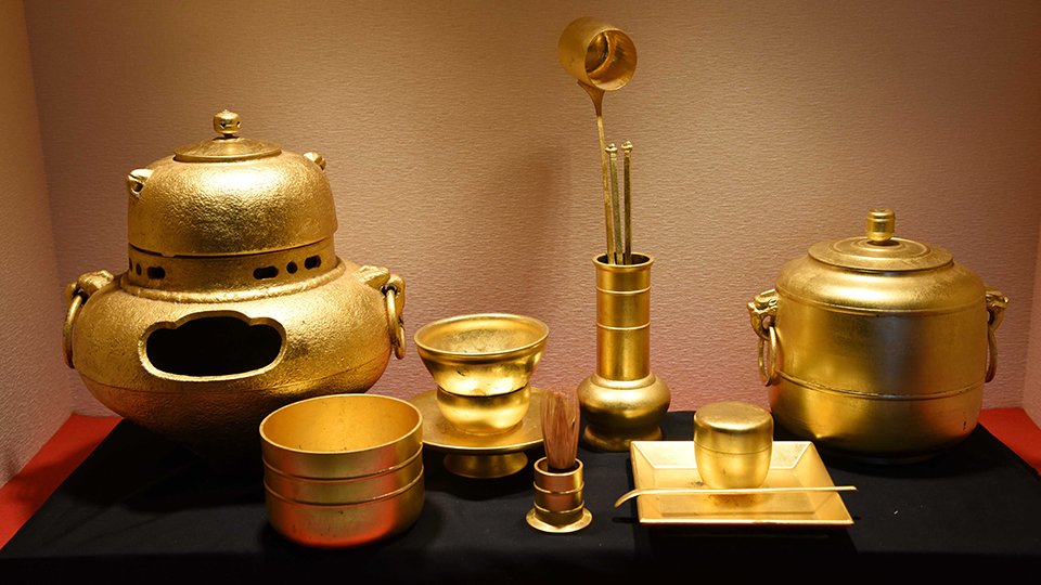 通常の展示では茶室とは別に紹介されている茶道具一式＝大垣市墨俣町墨俣、墨俣一夜城（墨俣歴史資料館）