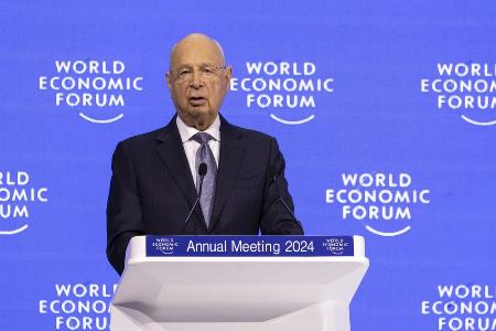 　ダボス会議で話す世界経済フォーラムのシュワブ会長＝昨年１月、スイス東部ダボス（ゲッティ＝共同）