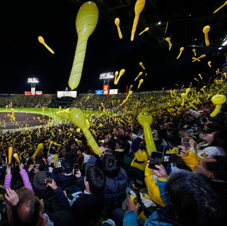 　７回の攻撃前にジェット風船を飛ばす阪神ファン。７年ぶりの再開となった＝甲子園