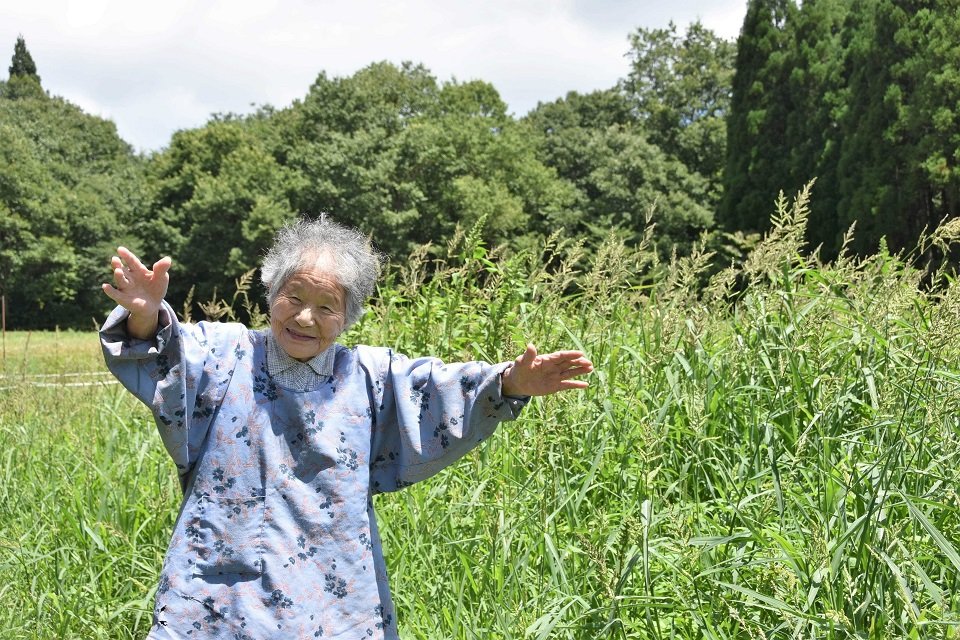 取材中にチャーミングな笑顔を見せる、当時９３歳の佐藤ハルエさん＝２０１８年８月１７日、郡上市高鷲町ひるがのの自宅で