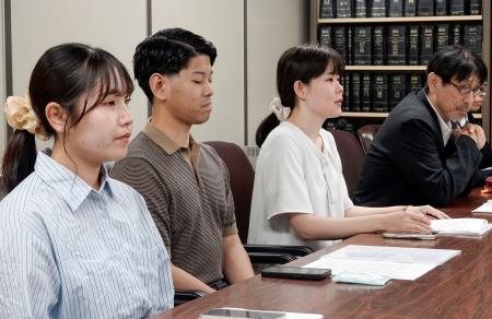 　記者会見する旧統一教会現役２世信者の小嶌希晶さん（左から３人目）ら＝１１日午前、東京・霞が関の司法記者クラブ