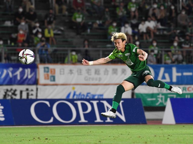 鹿児島戦でゴールを決めるＦＣ岐阜の川西。リーグトップの９得点を挙げている＝６月２７日、長良川競技場