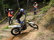 急傾斜のコースをバイクで駆け上る出場者＝大垣市上石津町上多良、上石津モーターサイクルスポーツガーデン