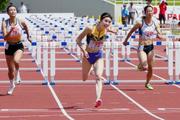 　女子１００メートル障害予選　ゴールする中島ひとみ（中央）。日本新記録となる１２秒６２をマークした＝富士山ＧＸスタジアム