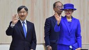 オープニングステージ終了後、手を振り会場を後にされる天皇皇后両陛下＝岐阜市長良福光、岐阜メモリアルセンター