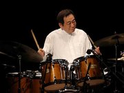迫力の演奏を披露する森山威男さん＝可児市下恵土、市文化創造センター・アーラ