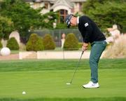 　最終ラウンド、２番でイーグルパットを決める久常涼。通算１８アンダーで８位＝ペブルビーチ・リンクス（共同）