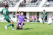 中京×各務原＝後半ロスタイム、決勝ゴールを決める中京・千崎（１９）＝長良川球技メドウ