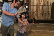 来店客に弓矢の扱い方を説明するのは、店を切り盛りする黒岩直己さん（左）＝高山市朝日町、半弓道場