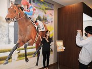 等身大写真の前で写真を撮影する来館者＝笠松町下本町、町歴史未来館