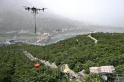 　収穫した果物を運ぶ農業用ドローン＝２０２５年４月、中国湖北省宜昌市（新華社＝共同）